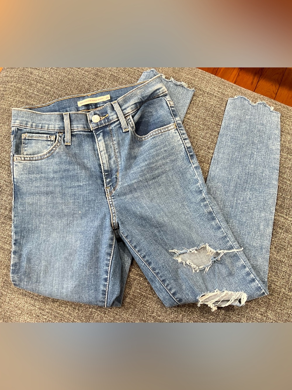 Levi's Light Blue Skinny Jeans with Knee Rips and scalloped hem Size 26